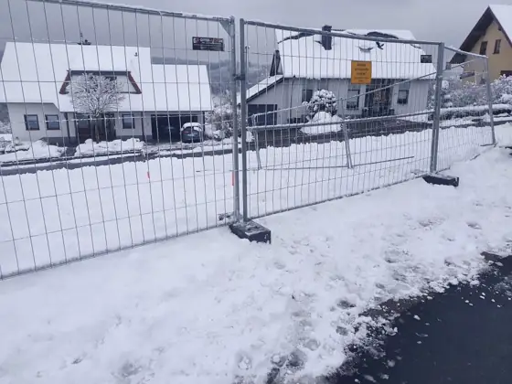 Bauzaun im Winter bei Schnee